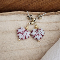 Maple leaf oorbellen/ grijs rood
