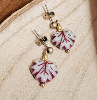 Maple leaf oorbellen/ grijs rood