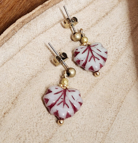 Maple leaf oorbellen/ grijs rood