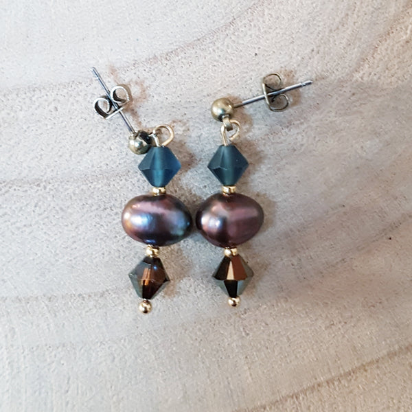 Donkere parel oorbellen/ blauw