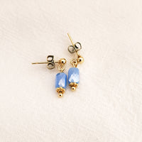 Hele kleine classy lavendelblauwe oorbellen van gefaceteerd glas en roestvrij staal.