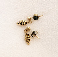 Hele kleine classy gouden retro inspired oorbellen.