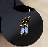 Hele kleine classy lavendelblauwe oorbellen van gefaceteerd glas en roestvrij staal.
