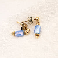 Hele kleine classy lavendelblauwe oorbellen van gefaceteerd glas en roestvrij staal.