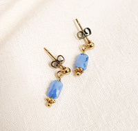 Hele kleine classy lavendelblauwe oorbellen van gefaceteerd glas en roestvrij staal.
