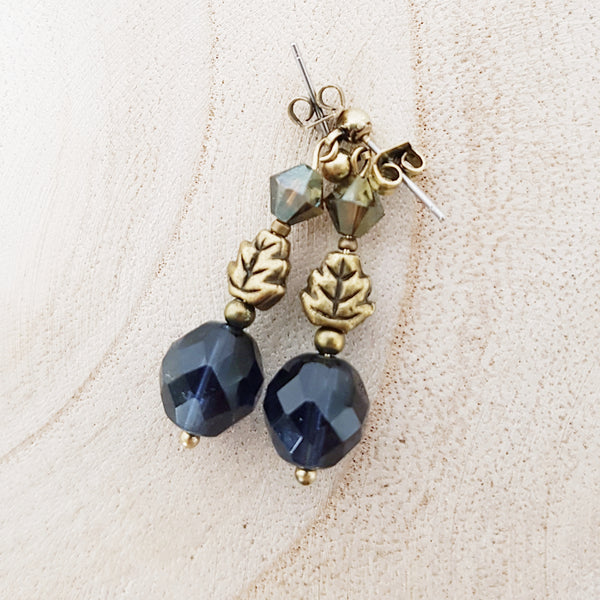 Lange retro oorbellen met bronskleurige blaadjes en donkerblauwe gefaceteerde tsjechische glaskralen