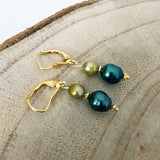 Gouden oorbellen met olijfgroene en blauwe zoetwaterparels