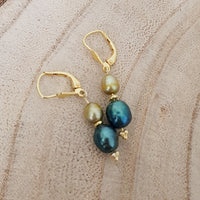 Gouden oorbellen met olijfgroene en blauwe zoetwaterparels