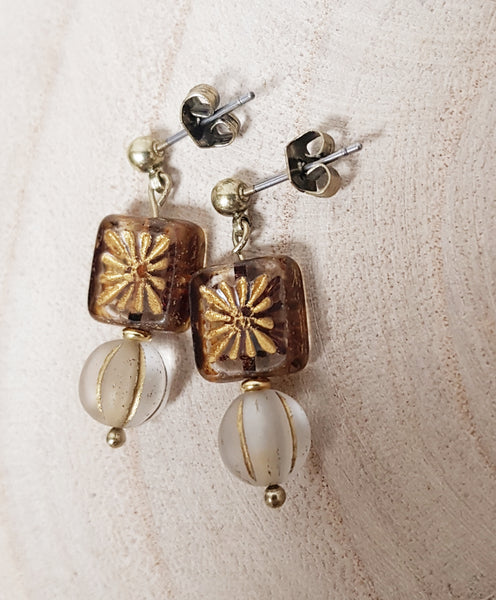 Kleine transparante oorbellen van bruin, goud gestreept tsjechisch glas
